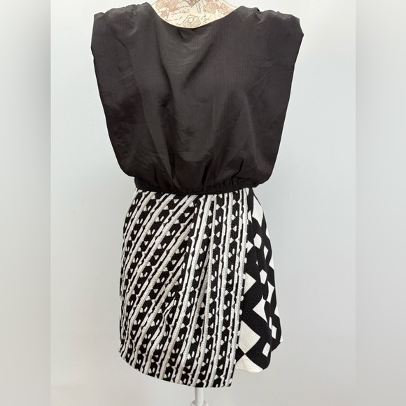 PETER PILOTTO for TARGET Black and White Asymmetrical Mini skirt size 6 - Picture 3 of 13